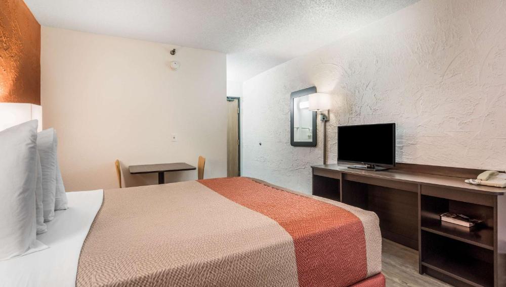 Queen Room - Disability Access - Non-Smoking interior