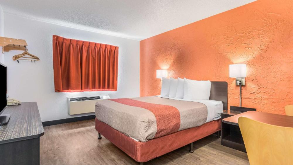 Queen Room - Non-Smoking interior